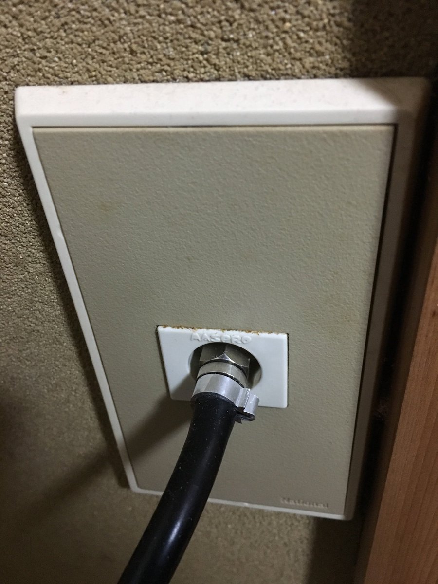 tse2101's tweet image. 反対側にはテレビコンセントプラグを付けてたでしょ！製作者の意図が無視された！
なのに、何故にF形接栓の方を壁のやつに付けるか？てかどうやってネジ込んだのか？
手が入りません。ラジペンも無理です！
#アンテナ #アンテナケーブル #F形接栓 #DXアンテナ