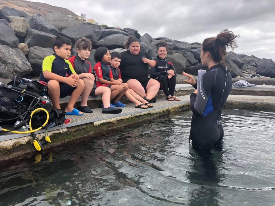 JuegosDVida's tweet photo. Nuestros pequeños buceadores de las Aulas Enclave de toda Gran Canaria se  inician en el maravilloso mundo del #buceo, gracias a @aprodesli ⚓ https://t.co/6BzCq5Vg1S