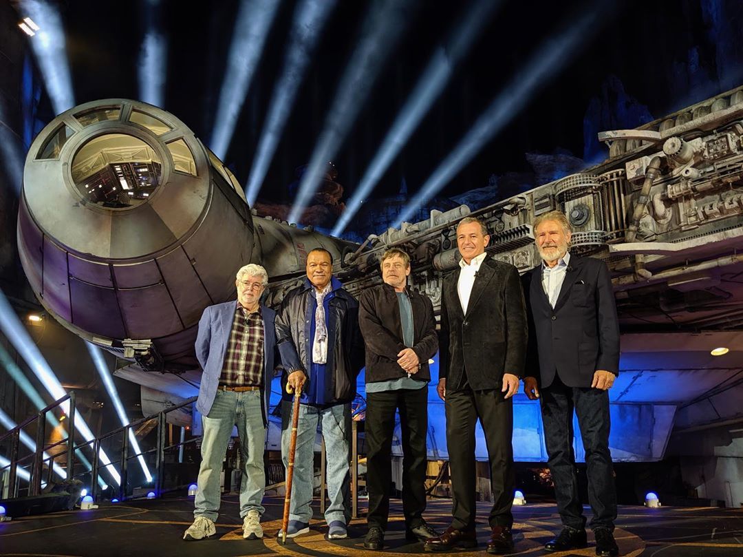 StarWarsUK's tweet photo. George Lucas, @realbdw, @HamillHimself, @RobertIger &amp; Harrison Ford united at #GalaxysEdge!

(Reservations and valid theme park admission required to visit Star Wars: Galaxy’s Edge between May 31 &amp; June 23, 2019. Beginning June 24, No Reservations Required. Subject to Capacity.) https://t.co/IHPIuMIDoI