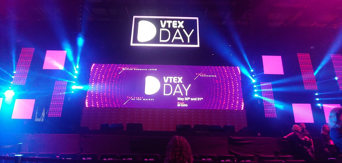 OcCastilloC's tweet photo. Hoy comenzamos el #vtexday2019 con una conferencia de @BarackObama https://t.co/jNp4yI0mMG