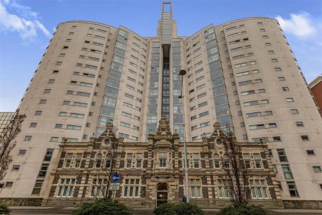 Až někde uslyšíte, že dům nepotřebuje památkovou ochranu, protože je v zóně a z venku zůstane zachován, vzpomeňte si na tohle. 

Rezidence Altolusso (“vysoký luxus” v Italštině) v Cardiffu. 

Developer <3