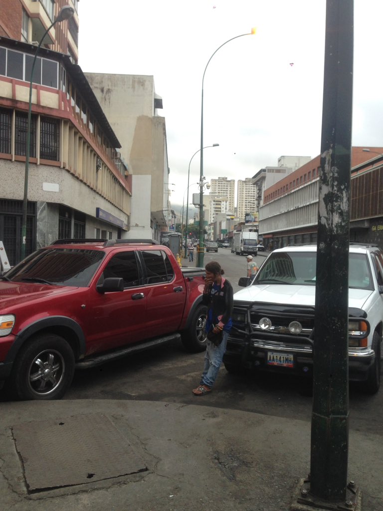 jmla1958's tweet image. Joven mujer desequilibrada en Ave. Baralt cruce con calle 300 frente Arepera 300 puede ser arrollada. Reportada a 911 Libertador por 911 Movistar. @nelsonbocaranda @cmrondon @soniachocron @Mibelis @garciabanchs @HenkelGarcia @RLOZINSKI @LaMega107