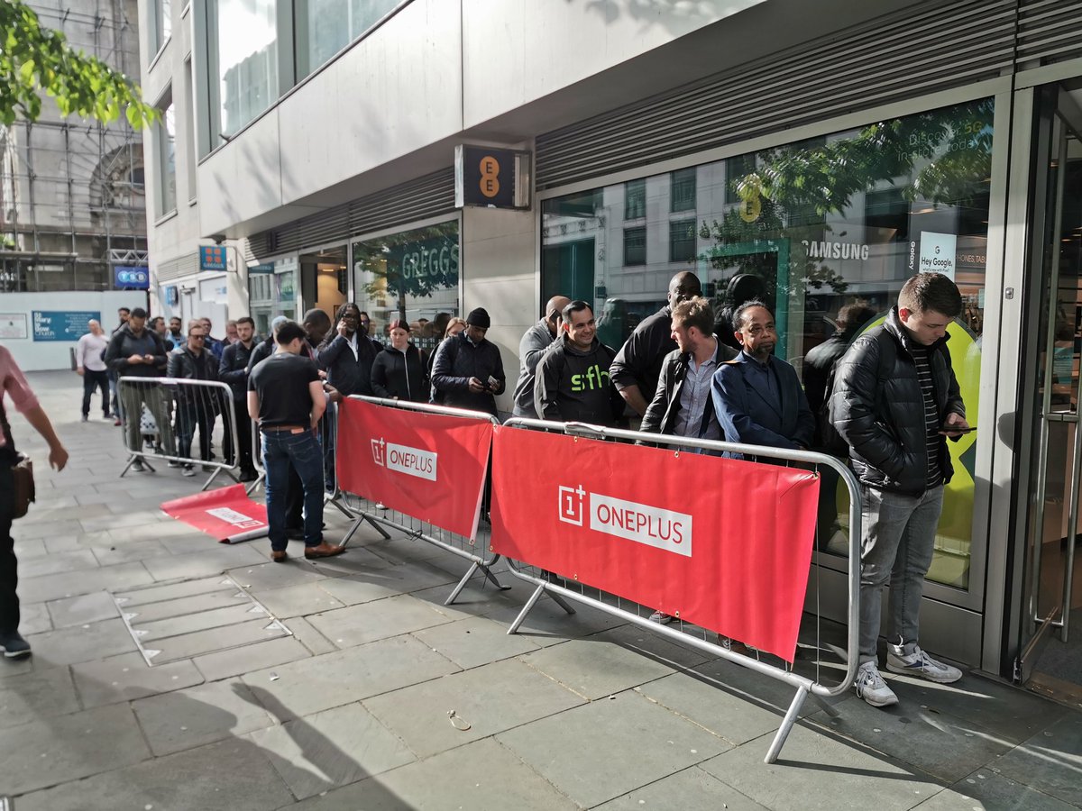 benwood's tweet image. Down at @EE store at #Cheapside where around 100 lucky @OnePlus fans are getting a #OnePlus7Pro 5G device on @EE to be amongst the first to try the network. Quick speed test while having a coffee showing 610Mbps! @getpeid