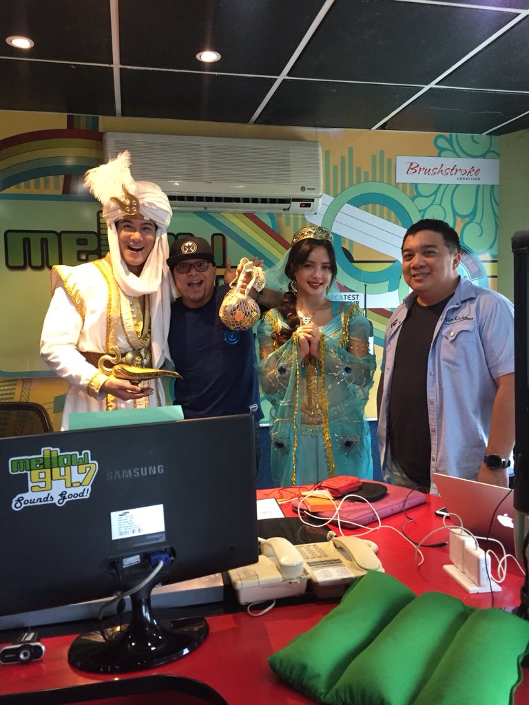 UMG_PH's tweet photo. Our magic carpet flew us next to @mellow947 ✨🎶 ..and their tagline perfectly describes the #AladdinOST , "Sounds Good" 💯🙌🏻
#WishGranted #AladdinPH https://t.co/1IHfpJQQzr