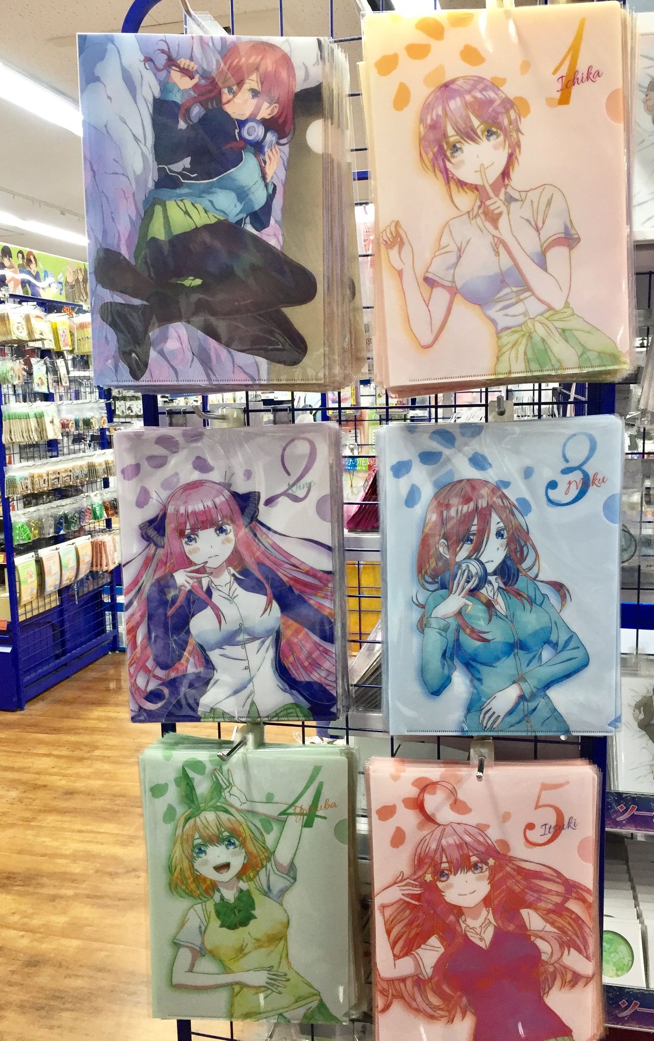アニメイト池袋本店 コーナー情報 五等分の花嫁 のグッズコーナーを6階に展開しております クリアファイル や キャラクター万能ラバーマット など好評販売中 ぜひお買い求めくださいアニ 五等分の花嫁 アニメイト池袋本店 コーナー情報 五等分の花嫁 のグッズコーナーを6階に展開しております クリアファイル や キャラクター万能ラバーマット など好評販売中 ぜひお買い求めくださいアニ 五等分の花嫁