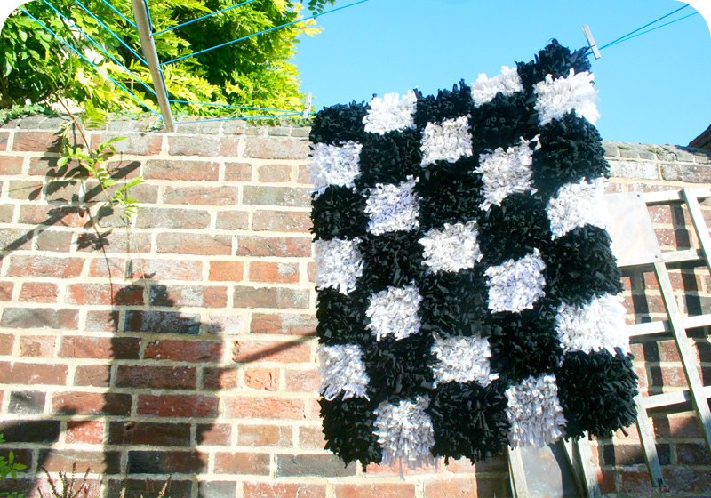 RaggedLife's tweet photo. Want to see our latest Mondrian-inspired rag rug? Check out our latest Rag Rug Inspiration Newsletter for photos. Plus learn how to clean a rag rug and read our latest Q&amp;A with textile student Judith Edmondson on the blog #ragrug #crafts #ecofriendly - https://t.co/vE4t5nWSEc https://t.co/58CqmaxkCk