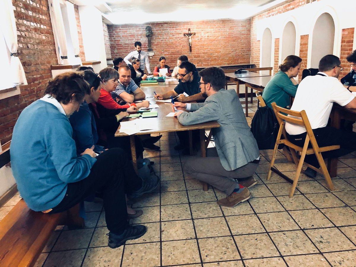 CathVoicesPL's tweet photo. Kolejne warsztaty parafialne #catholicvoicespolska - praca w grupach, wdrażamy metodę jasnego otwartego dialogu o naszej wierze #wiara #odwaga #klarownie #CVglobal #catholicvoices #komunikacja #dialog #communication #clarity @awicikowna @KarOlszewski @archwwa @EpiskopatNews https://t.co/r5NdCPmfK1