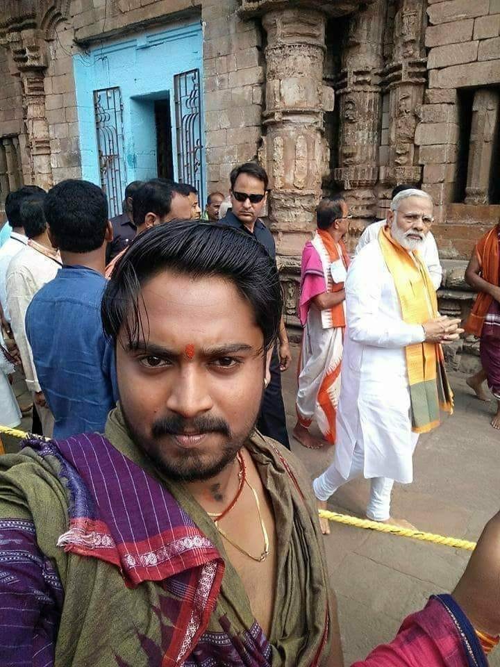 ramdeoangh's tweet photo. जब कार्यकर्ता ने सेल्फी ली तो प्रधामनंत्री मोदीजी अपनी जगह पर रुक गये ,धन्य है हमारे प्रधानमंत्री जो छोटे से छोटे कार्यकर्ता का भी ध्यान रखते है। #ModiSarkar2 #ModiSwearingIn #ModiCabinet #ModiMuslimVote https://t.co/4TRQ0OHlD2