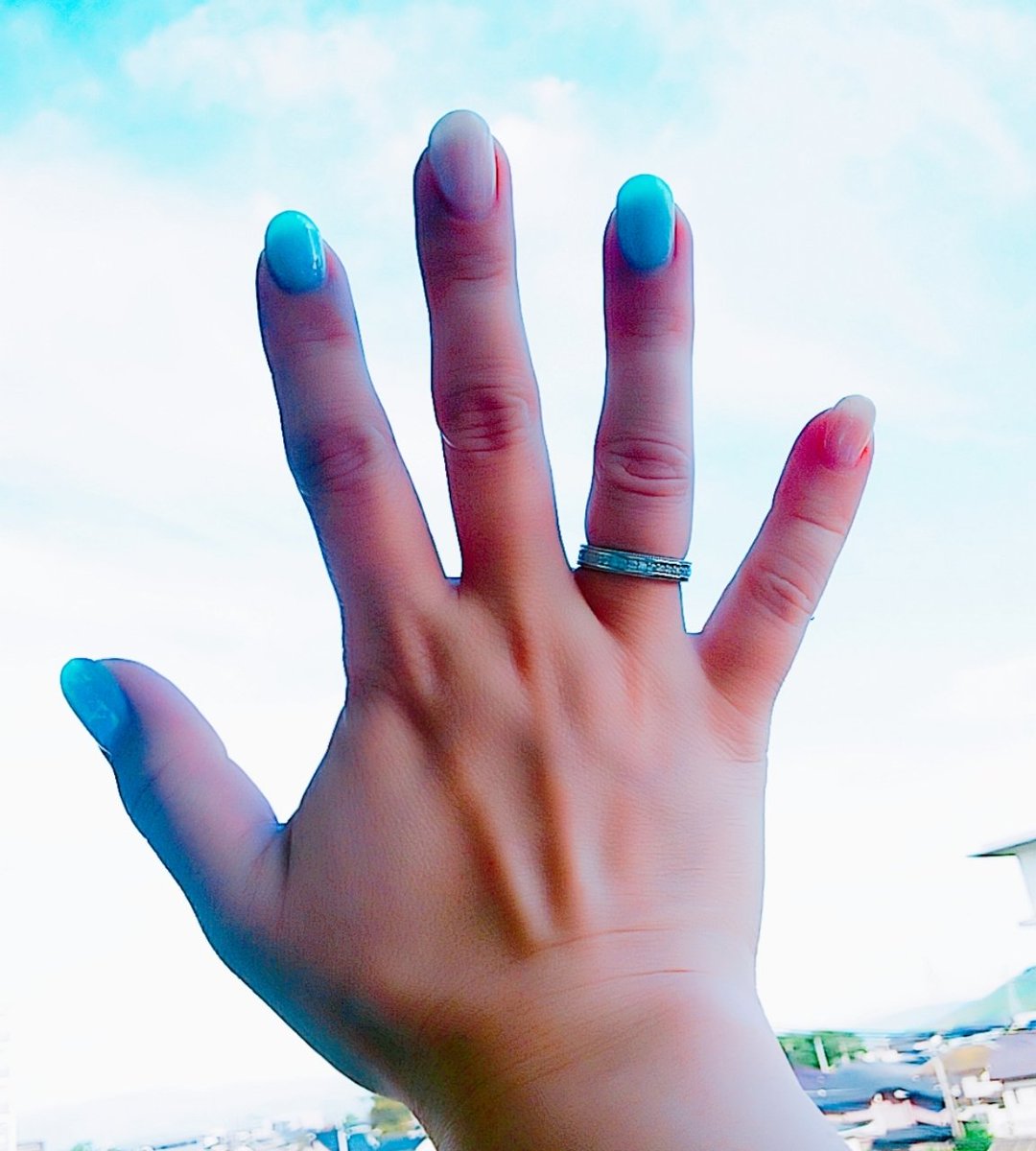 ontaem_525's tweet image. ぎりぎり薬指に入る、、、けど、お肉がはみ出る🤣🤣🤣

私の手は、かなりゴツいです！笑

#SHINee11thAnniversary 
#INFINITYRING