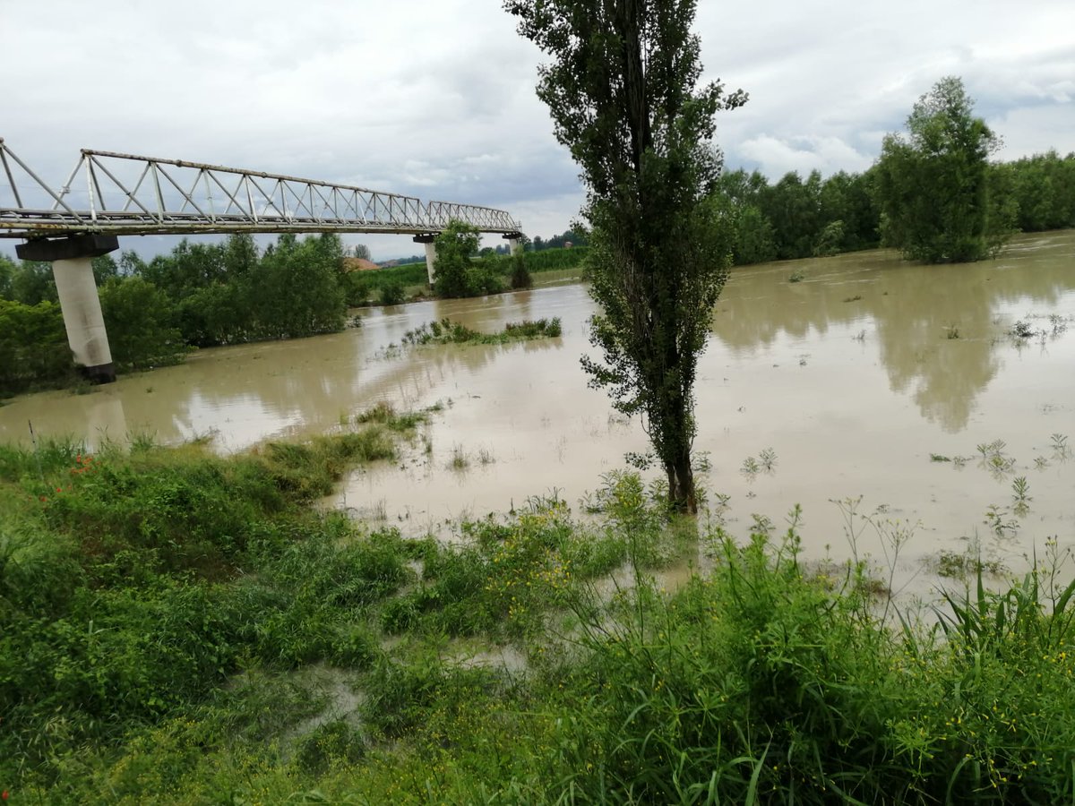 ProtCivReg_FVG's tweet photo. Permane #AllertaMeteoER ROSSA per rischio idraulico sul fiume Secchia. I #volontaridivalore coordinati dai funzionari #regioneFVG sono impegnati nel servizio di piena in monitoraggio e difesa argini https://t.co/3avhQ86HGm