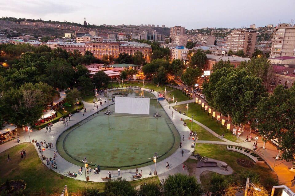 Tls yerevan. Ереван сити. Дом правительства армении площадь республики. Улица абовяна в ереване. Ереван достопримечательности площадь республики.