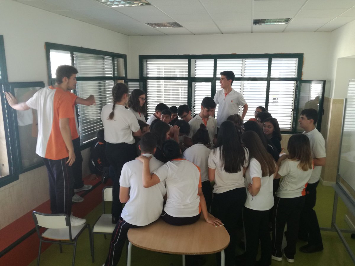 Aliontwiter's tweet photo. @nazaretoporto ¿Cooperación? ¿Liderazgo? ¿Participación? Intentamos ponernos de acuerdo para encontrar una solución. Reto de @JMDCarabanchel https://t.co/ltUFbNsPTe