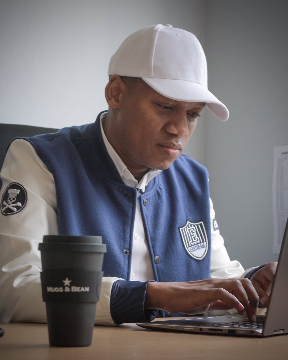 ProVerbMusic's tweet photo. Get a #TravelMugg from @Mugg_and_Bean, take a pic and share it with @mugg_and_bean using #TravelMugg and stand a chance to WIN a personalised sleeve for your #TravelMugg https://t.co/xw2F3ILfL5