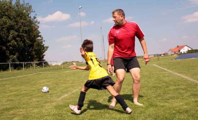 »Hallo Papa, wahrscheinlich wirst Du das hier gar nicht lesen, weil Du heute etwas besseres zu tun hast. Zudem glaubst Du nicht an dieses Internet und Gefühle sind Dir fremd wie Tofu-Würstchen. Und dennoch muss ich Dir jetzt mal was sagen ...« #Vatertag 11freunde.de/artikel/eine-o…