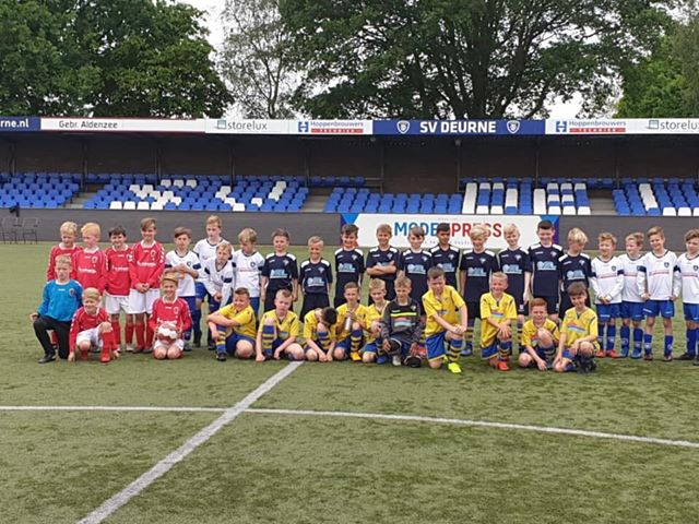 sportstoursuk's tweet photo. Along with a busy weekend of UK 🇬🇧 tournaments, #sportstours also had 2️⃣3️⃣ groups away on European 🇪🇺 tours last week: 
Belgium 🇧🇪 
Netherlands 🇳🇱 
Germany 🇩🇪 
Luxembourg 🇱🇺
Here are some fantastic shots of @drigjuniors U9's who played at @SVDeurne &amp; in Dusseldorf ⚽️ #football https://t.co/Yob4VtYW9S
