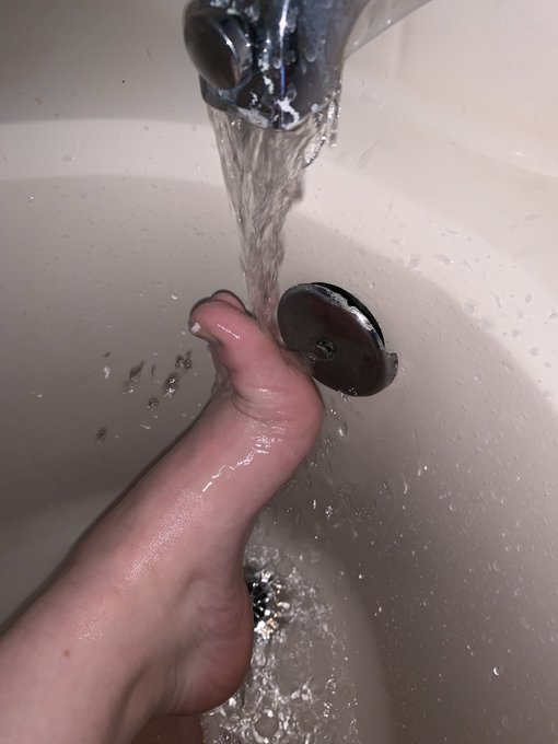 Time for a relaxing #FootBath 😍 want to see more pics with better angles? DM me!  #feetpics #footgoddess<a href="/tag/footbath"class="tags">#FootBath</a><a href="/tag/footfetish"class="tags"><span>#footfetish</span></a><a href="/tag/pedicure"class="tags"><span>#pedicure</span></a><a href="/tag/footfetishnation"class="tags"><span>#footfetishnation</span></a><a href="/tag/footgoddess"class="tags"><span>#footgoddess</span></a>