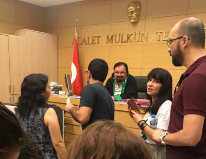 cubbem's tweet photo. Av. Tuğçe Çetin’ in etek boyuna müdahale ederek tutanaklara geçirten hakimin olay sırasında hakimlik mesleğiyle hiçbir şekilde uyuşmayan kravatsız, yakası açık spor gömlekli ve top sakallı “tarzını”, İstanbul Barosu duruma müdahale ettikten sonra hızla “düzeltmesi” gözden kaçmadı https://t.co/zP3EKuFENm