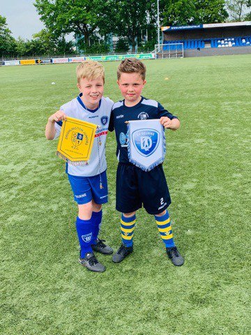 sportstoursuk's tweet photo. Along with a busy weekend of UK 🇬🇧 tournaments, #sportstours also had 2️⃣3️⃣ groups away on European 🇪🇺 tours last week: 
Belgium 🇧🇪 
Netherlands 🇳🇱 
Germany 🇩🇪 
Luxembourg 🇱🇺
Here are some fantastic shots of @drigjuniors U9's who played at @SVDeurne &amp; in Dusseldorf ⚽️ #football https://t.co/Yob4VtYW9S