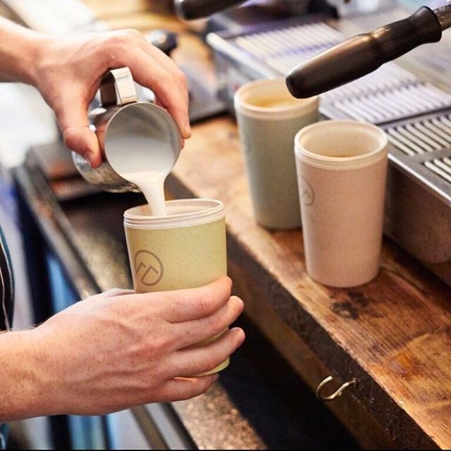 Barista doing his thing using The Good Cup 😉. A rice husk alternative to disposable single-use plastic.

#Londoncoffeeshops #coffeelover #coffeeshop #londoncoffee #coffeeaddicts #coffeeaddict #leeds #coffeeaddiction #coffeeadventures #latte #coffeeti… bit.ly/2HIANHr
