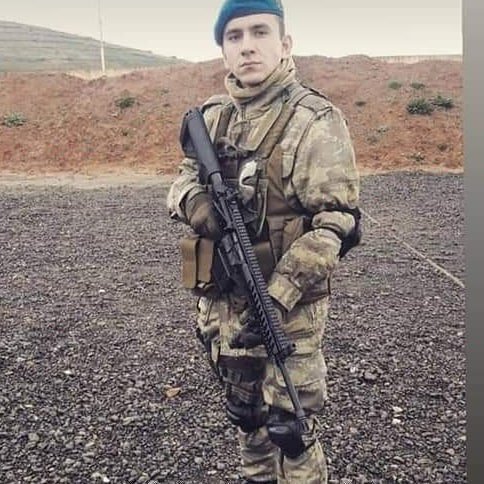 Ölümün en acısı gence olanı. Ama ne mutlu şimdi cennetin kapıları sana sonsuza kadar açık. Dualarımız seninle. Bu devlet adına feda ettiğin her şey için sana şükran ve minnetle. Pençe Harekatı'nda yaşamını yitiren şehit öğrencimiz Raşit Aydın. Adın sonsuza dek yaşasın...