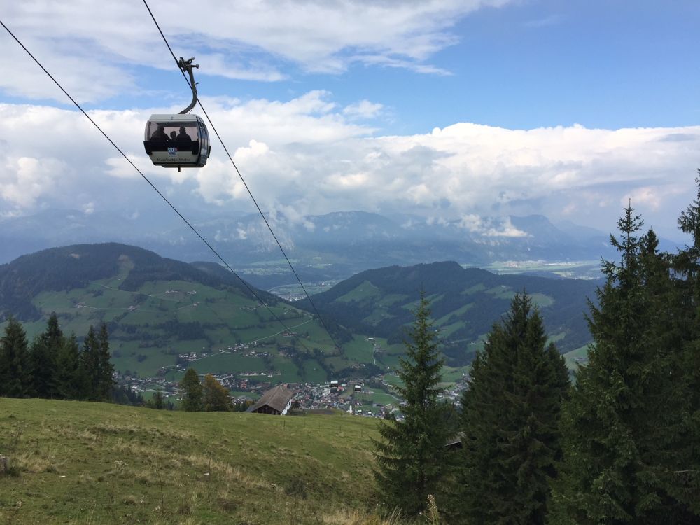 _AlpenTraum's tweet image. Boekt u deze zomer bij ons, dan krijgt u gratis de Wildschönau Card: gratis onbeperkt gebruik van de gondels, o.a. in Niederau en Auffach. Gratis gebruik zwembad, tennisbaan, toegang Bergbauer Museum en kortingen op veel andere dingen.