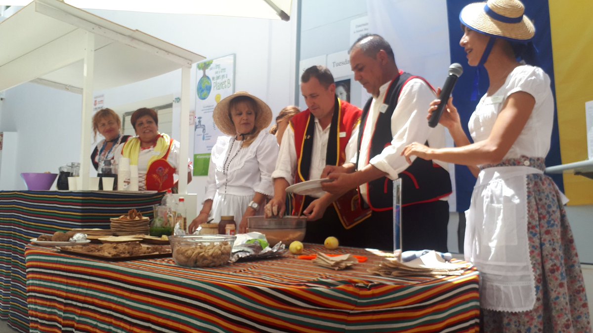 Amazing teamwork in #sunsetbayclub 
Yaya, Teo and Victor are showing us how to make canarian mojo sauce and gofio 
<a href="/nereasbc/">@NereaSBC</a> @CristinaglezRM @GiuliaSBC