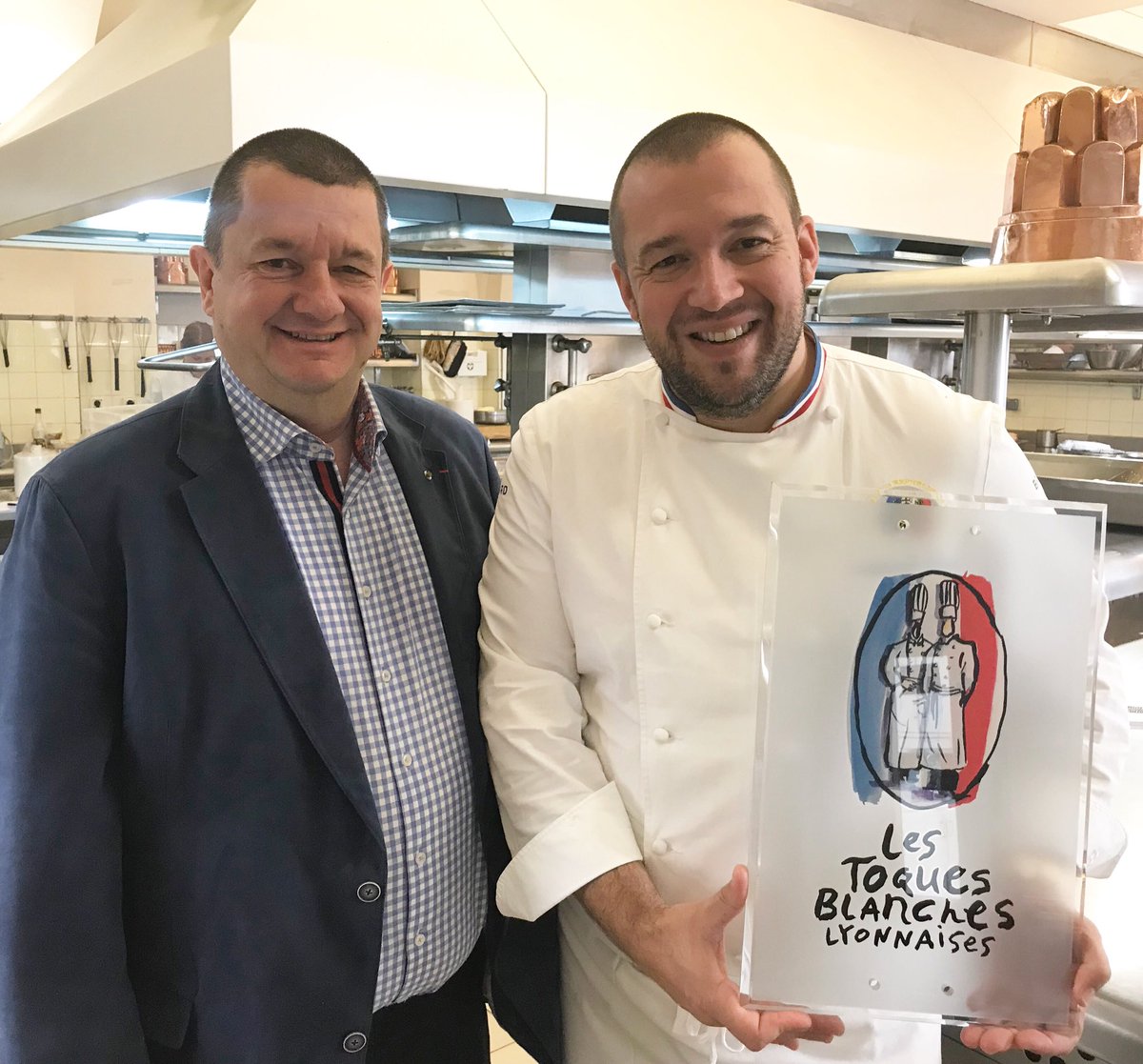 ggomez_chef's tweet photo. Quand c’est le Président des Toques Blanches Lyonnaises qui t’apporte en personne ta plaque! C’est la classe. Merci Président #lestoquesblancheslyonnaises #monfrere #lepresident #christophemarguin #guillaumegomez #guillaumegomezpageofficielle #chefelysee #chefconnected https://t.co/z3fq0OKBDJ