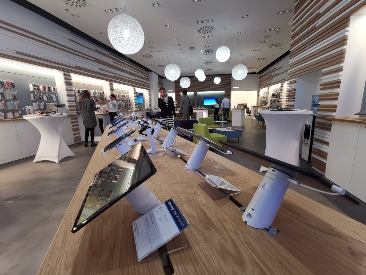 O2_Slovakia's tweet photo. Dnes sme v bratislavskom Auparku otvorili najväčšiu a najmodernejšiu O2 predajňu #pridte #vitajte #tesimesanavas https://t.co/B2KX9Ohzvv