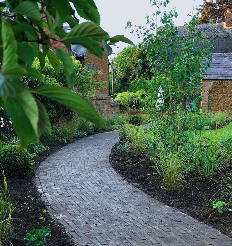 ChelmerValley's tweet image. A great design by @scholey_william using our Rotterdam pavers from The Alpha Collection. #pathway #curves #gardensofinsta #gardendesign #brickpath #landscape #gardendesigner #claypavers #paving #path #gardeninspiration #grow #plants #spring #landscaper