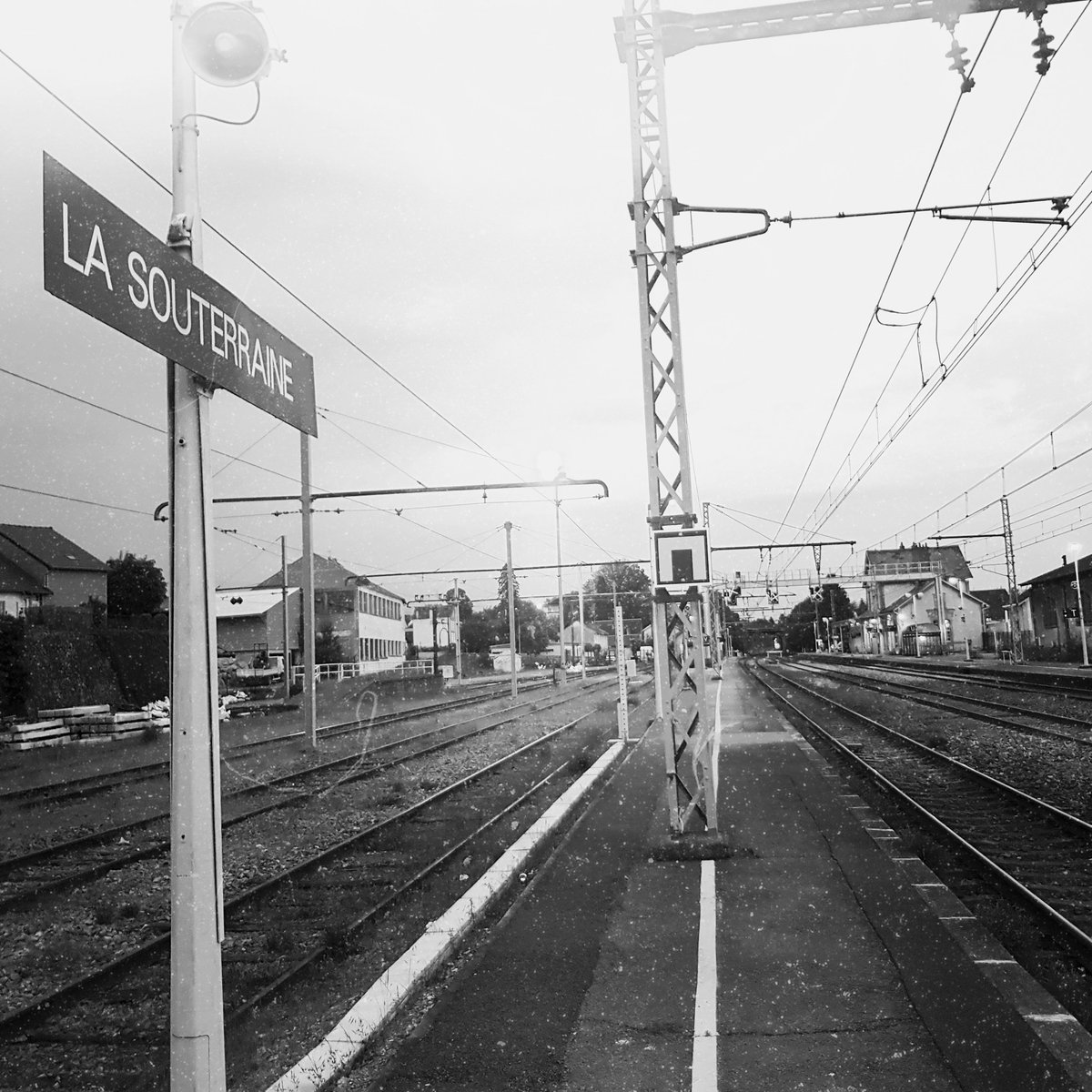🎬 La Souterraine, clap de fin. C'est avec un certain pincement au cœur que aujourd'hui j'ai cessé définitivement le service de la circulation en gare de la Souterraine, 163 ans jour pour jour après son ouverture, je pourrais dire que j'ai été le dernier agent d'exploitation ici.