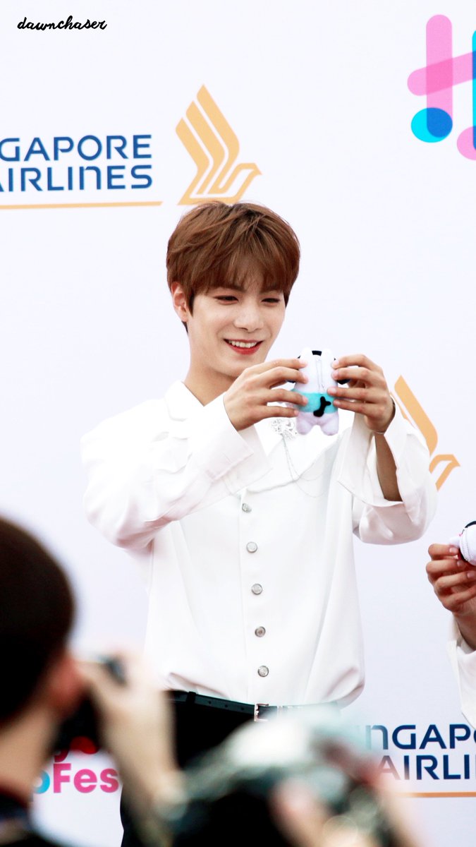 spiderkyu's tweet photo. 190525 #HallyuPopFest19 귀여워 ㅠㅠ #김종현 #뉴이스트 #JR #NUEST https://t.co/O0CZyBEZCC