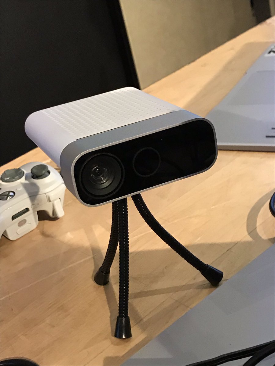 peugeot106s16's tweet image. はい実機！ #decode19 #Kinect #Azure #k4a