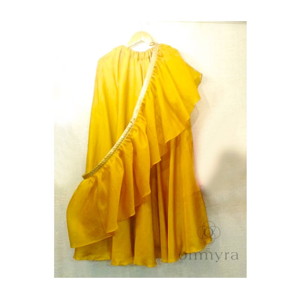 ommyralabels's tweet photo. A baraat collection calls for vibrant colours and attractive designs. Look drop-dead gorgeous in this mustard yellow and red attire from the house of Ommyra.

#NewCollection #NewLook #FreshFashion #Summercollection #SummerLook #StyleStatement #Ommyra #silhouettes #DesignerWear https://t.co/I4mbWE5Bzt
