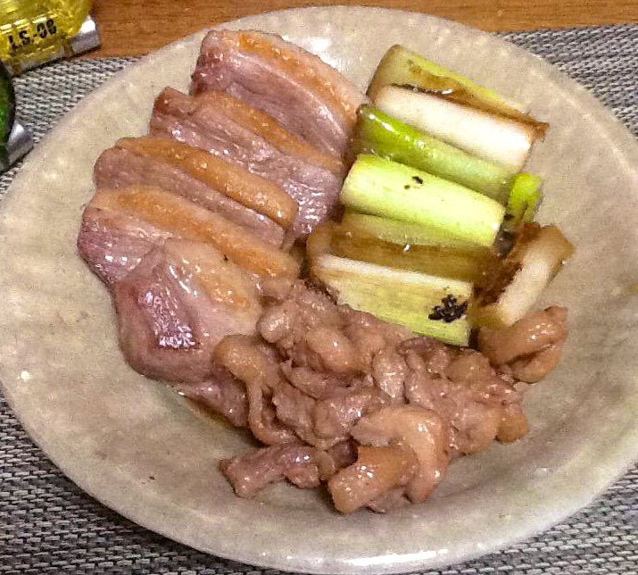 高級スーパーで100円くらいで売ってる隠れお得食材 合鴨の皮 フライパンでじっくり焼いて出た油をネギに吸わせて卵かけご飯に乗せて食べるのが美味しそう Togetter 高級スーパーで100円くらいで売ってる隠れお得食材 合鴨の皮 フライパンでじっくり焼いて出た油をネギに吸わせて卵かけご飯に乗せて食べるのが美味しそう Togetter