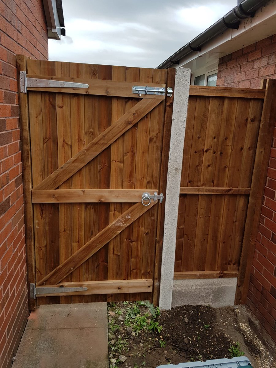 AdammMps's tweet photo. Solid gates are now being fitted over in Chester on the MPS fencing scheme providing extra security and a fantastic finish to the properties #muirpropertysolutions @muir_property https://t.co/kGCqkiMrRr