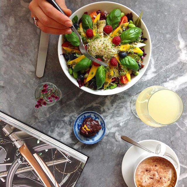 At <a href="/ljungbaker/">Ljung & Baker</a> you always get healthy fresh food, drinks and cakes. 🌱💚✨
#ljungbaker 
#ljungbakercatering 
#healthyfood 
#freshfood 
#healthylifestyle 
#alwaysmadewithlove 
#healthysalad 
#saladlove 
#rawfood 
#rawballs 
#stockholmcafe 
#bonmeq 
#skrapan bit.ly/2WxgHYT