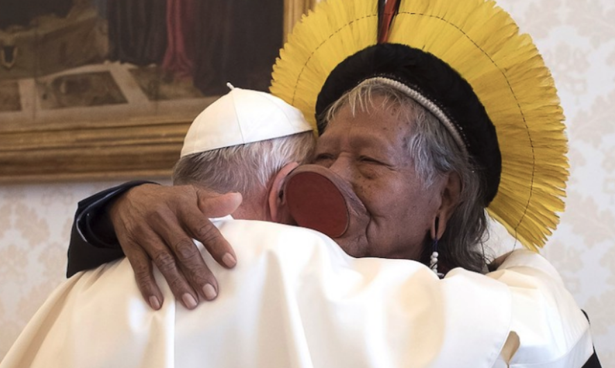 tomasinsua's tweet photo. Beautiful hug!

Pope Francis met this week with Raoni, tribal leader of the Kayapó people of the Amazon. An illustration of what the #AmazonSynod will be about. https://t.co/lBYhuep5JZ