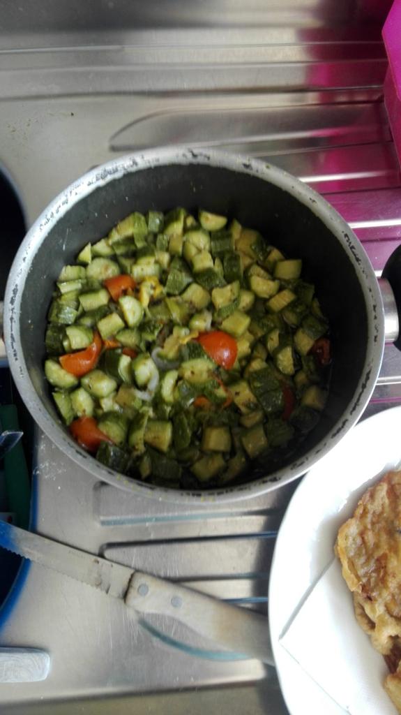psychopatica7's tweet photo. my mom is cooking this delight: zucchini with tomatoes and eggplant💛 @LauraPrepon #GetYourPrepOn #PrepOn #stashplan https://t.co/gnuOySs4P5