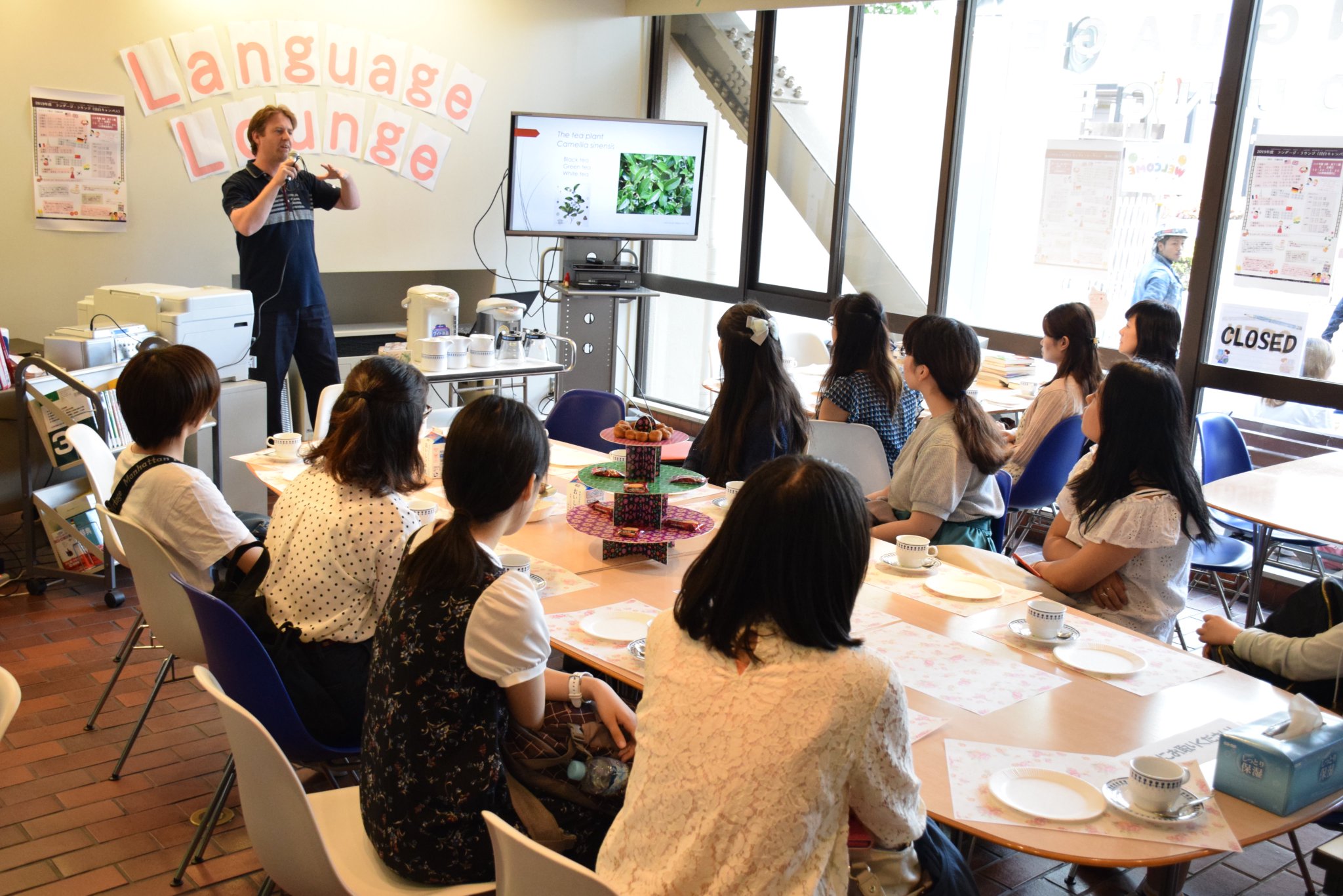 日本女子大学 Jwu ランゲージ ラウンジ 目白 ピーター ロビンソン先生のお話を伺いながら 香り高い紅茶と美味しいお菓子でひとときを過ごした イングリッシュ ティータイム 歴史や習慣 ティーセットのこと 淹れ方のこだわりなど楽しく