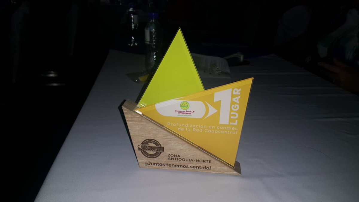 coogranada's tweet image. Hoy en la clausura del 3er Congreso de la @RedCoopcentral que se celebró en el #Hotelintercontinental en la ciudad de Medellín, Antioquia. Recibimos premio al primer lugar por profundización de canales de la Red Coopcentral. 
#Coogranada #crecemosparaservir