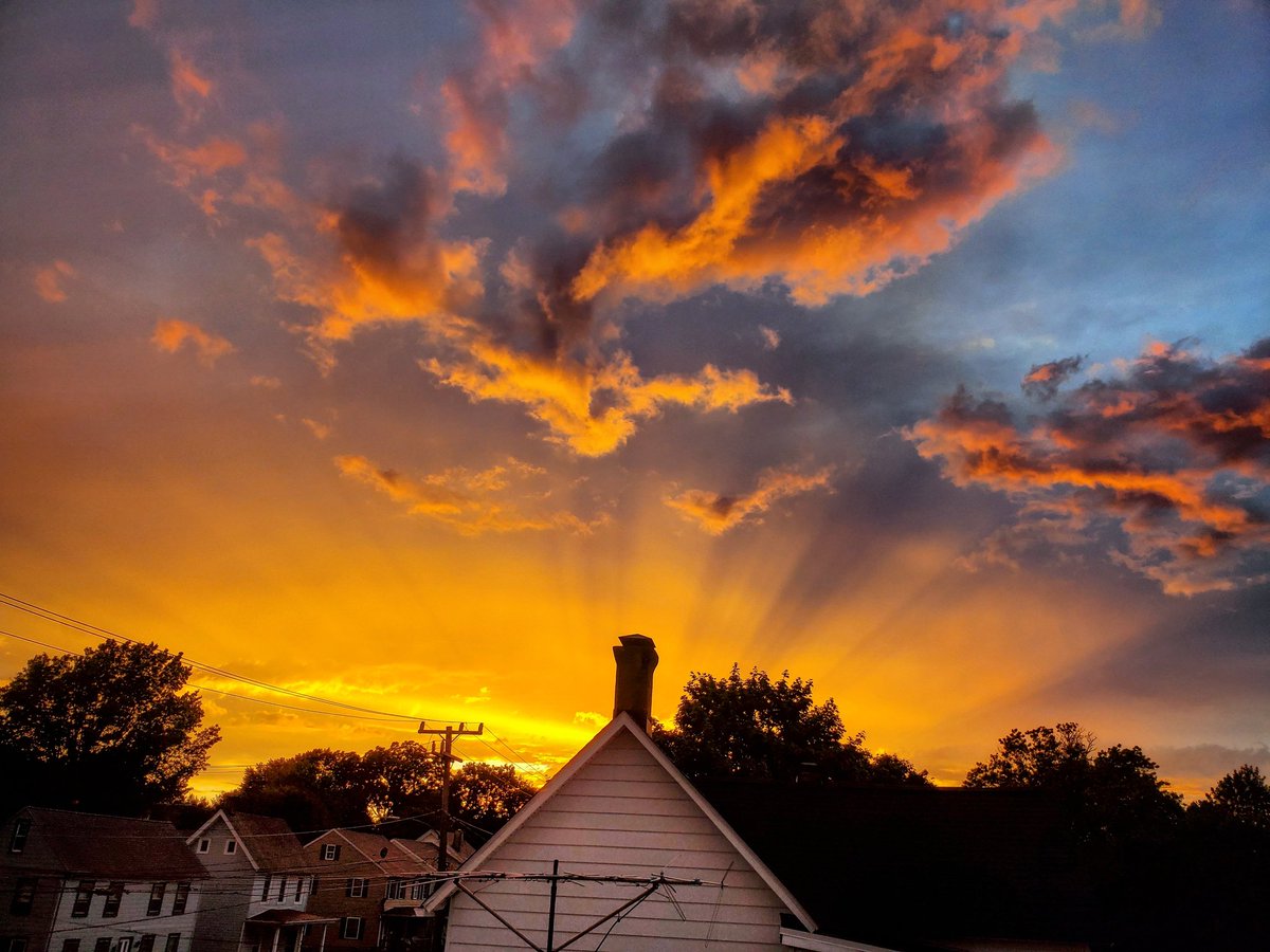 2ndstboi's tweet photo. #DreamBig #Clouds #Sun #SunSet #PhotoByMac #ImAround https://t.co/HWsc7ck21V