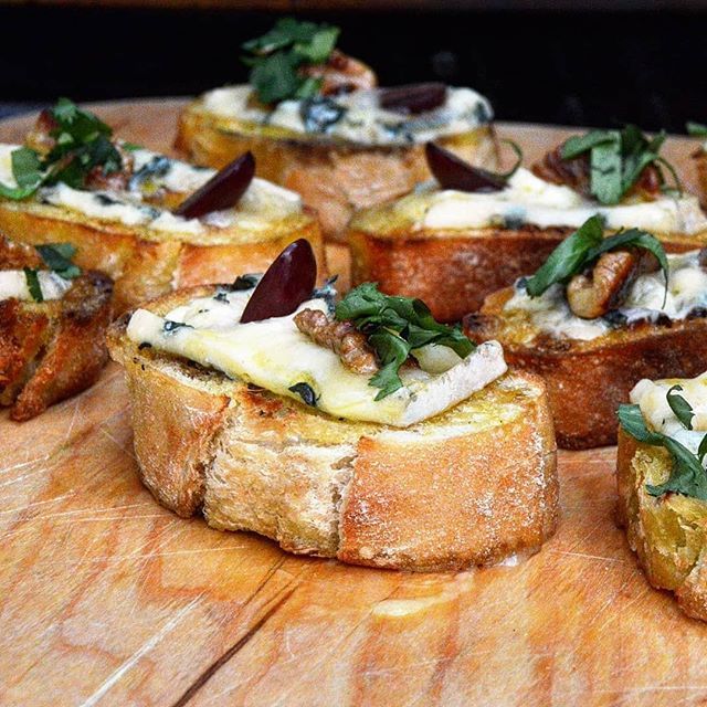 Grilier's tweet photo. A great bbq snack for any occasion....Crostini with garlic oil, cheese, caramelized walnuts, grapes and cilantro. What a tasty treat! 😍⠀
.⠀
Un fantastico aperitivo de barbacoa para cualquier ocasion... Crostini con aceite de oliva, queso,  nueces car… https://t.co/ZeevfGYDAa https://t.co/hriRktwWev