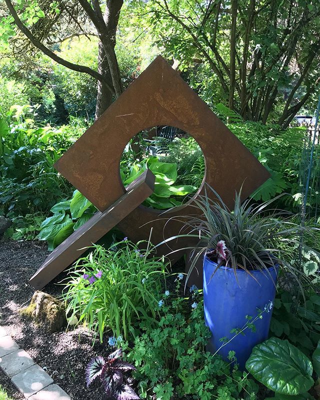 HardyPlantOR's tweet image. Metal sculpture by Ray Huston, Deezines, will be on view in this country garden during Study Weekend. We hope you snagged a spot at this horticultural conference June 28-30. It sold out quickly!
#hpso #studyweekend #gardenart #gardensculpture #countrygar… bit.ly/2F7tMyg