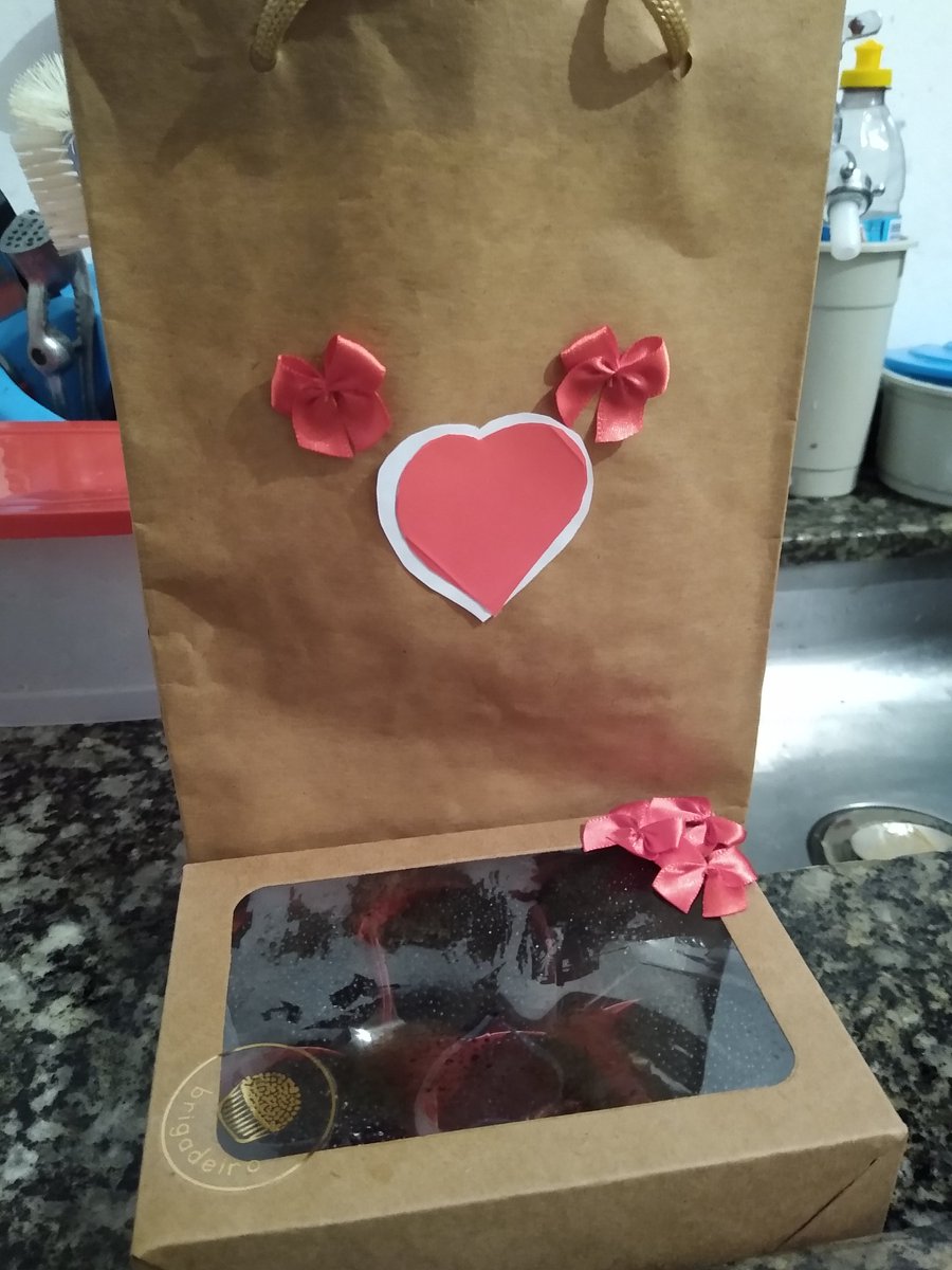 GessicaMotta2's tweet photo. Não precisa ser caro , só precisa ser dado de coração e amor.
#euamey 
#obrigadaamor 
#brigadeirões 😍🥰😋 https://t.co/LZddL0SD7d