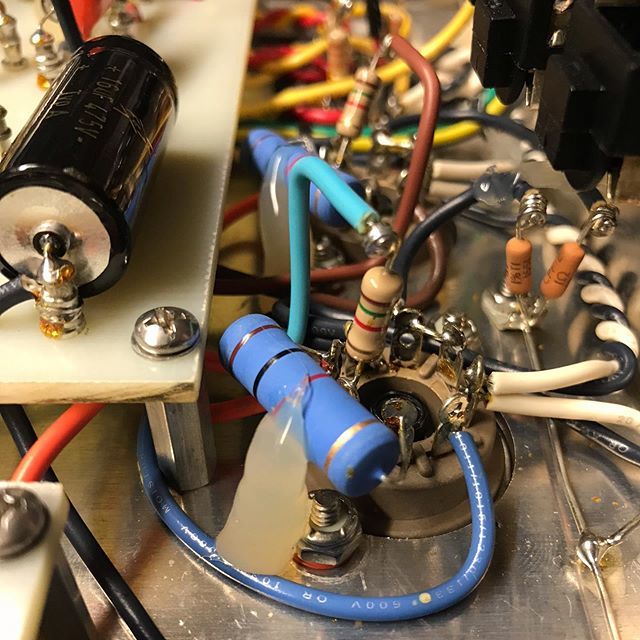 TRVR_Handwired's tweet photo. Silicone for stability.  #notmybuild https://t.co/m5OVC9vRHO https://t.co/sMW6IxGRNm