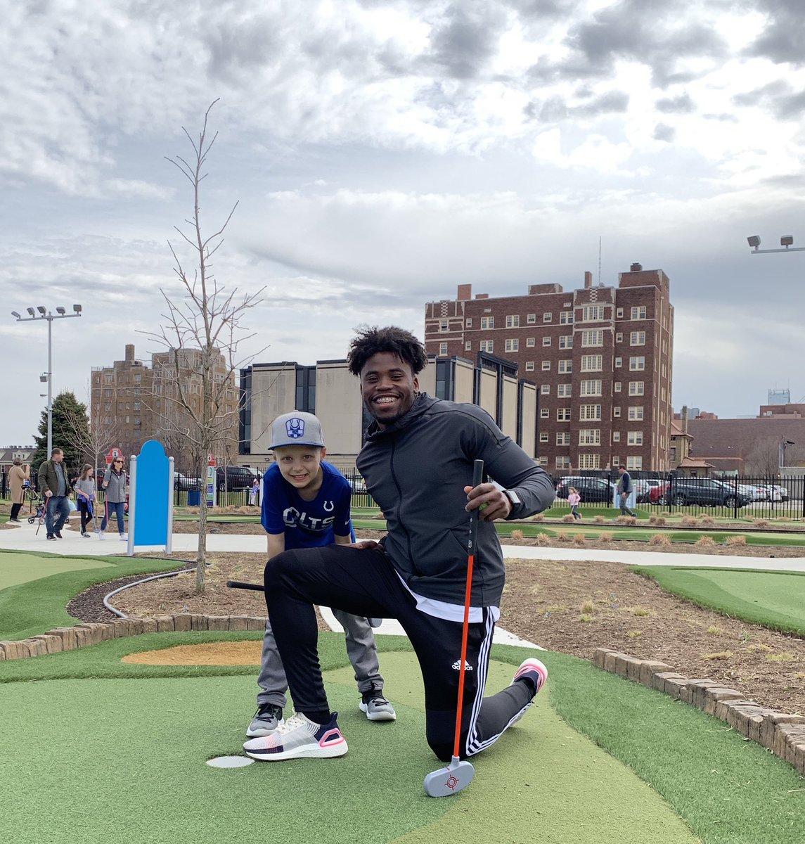 coltscommunity's tweet image. When one of your community all-stars signs a 4-year contract extension 😆👏

@KennyKennyMoe3 we’re so excited to continue to serve the Indianapolis community alongside you!