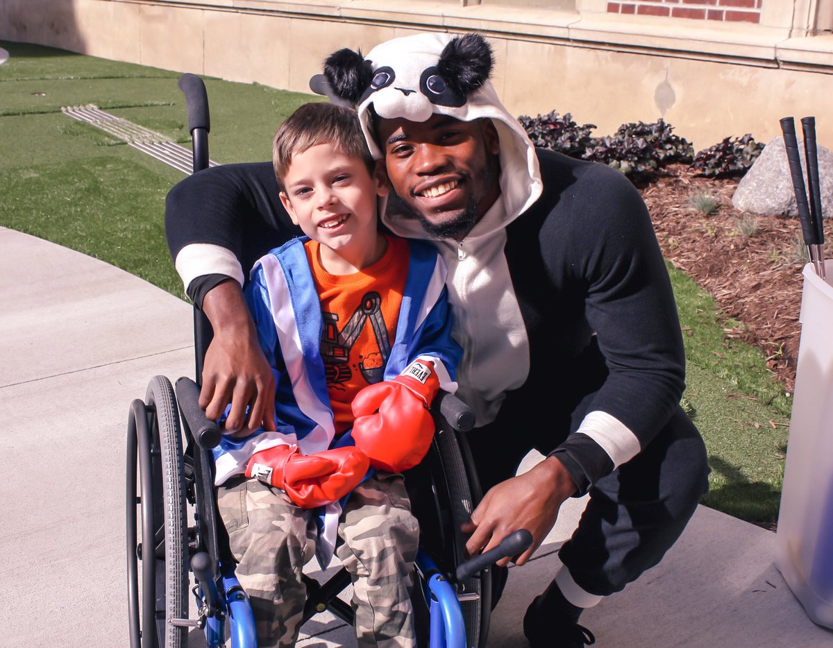 coltscommunity's tweet image. When one of your community all-stars signs a 4-year contract extension 😆👏

@KennyKennyMoe3 we’re so excited to continue to serve the Indianapolis community alongside you!