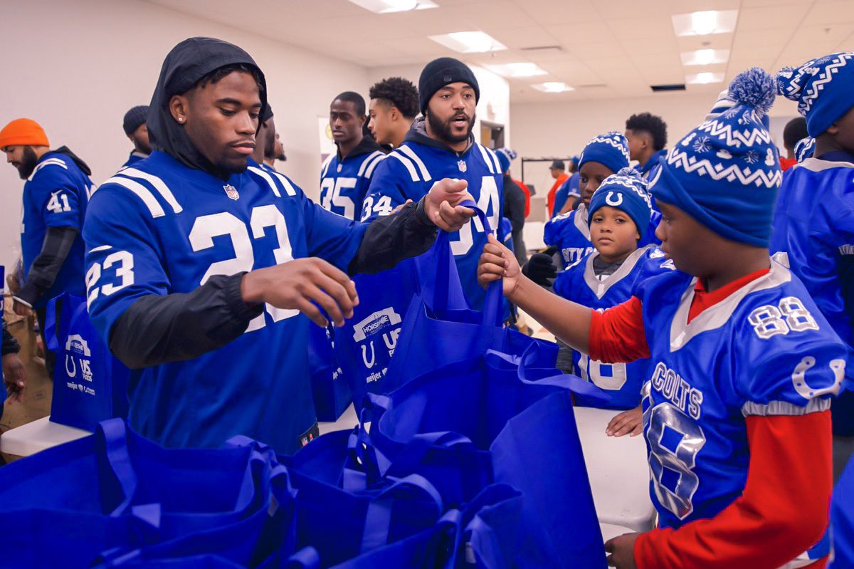 coltscommunity's tweet image. When one of your community all-stars signs a 4-year contract extension 😆👏

@KennyKennyMoe3 we’re so excited to continue to serve the Indianapolis community alongside you!