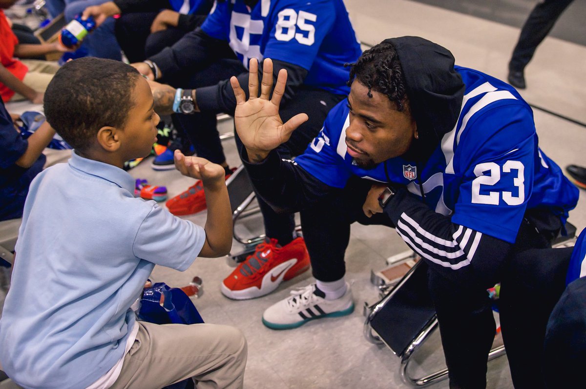 coltscommunity's tweet image. When one of your community all-stars signs a 4-year contract extension 😆👏

@KennyKennyMoe3 we’re so excited to continue to serve the Indianapolis community alongside you!