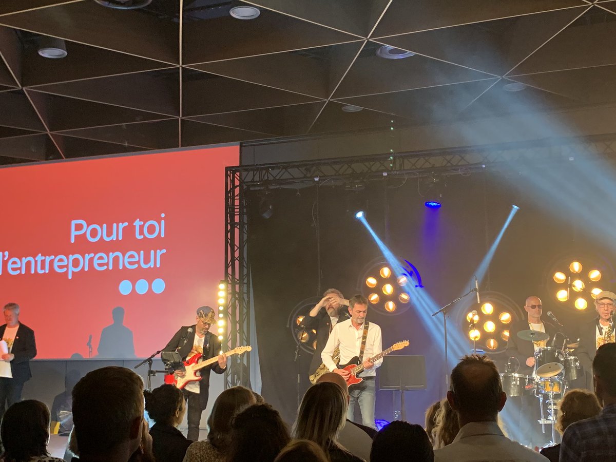 Et on fini la journée avec un amazing concert au <a href="/Cheerslemvmt/">Cheers le Mouvement</a> en présence d’acteurs du changement et d’entrepreneurs positifs 👊👊👊 #tech4good @MEL_Lille <a href="/hautsdefrance/">Région Hauts-de-France</a> <a href="/hautetforthdf/">Haut&Fort</a> <a href="/Hello_Lille/">Hello Lille</a> <a href="/MedefHdF/">MEDEF HDF</a> <a href="/CCI_hdf/">CCI Hauts-de-France</a> <a href="/CgrandLille/">Comité Grand Lille</a> <a href="/LaFrenchTech/">La French Tech</a> <a href="/E_Cites/">Entreprises & Cités</a> <a href="/elmadani20/">Oulkebir El Madani</a>